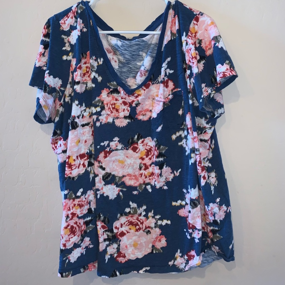 Torrid Plus Size 2X Blue Floral Short Sleeved V-Neck T-Shirt